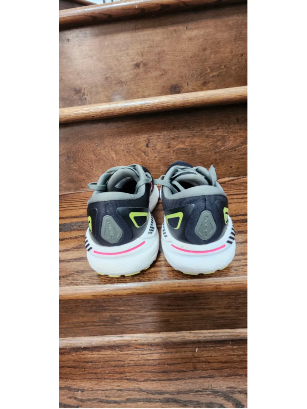 Brooks Adrenaline GTS 23 Sneakers size 8